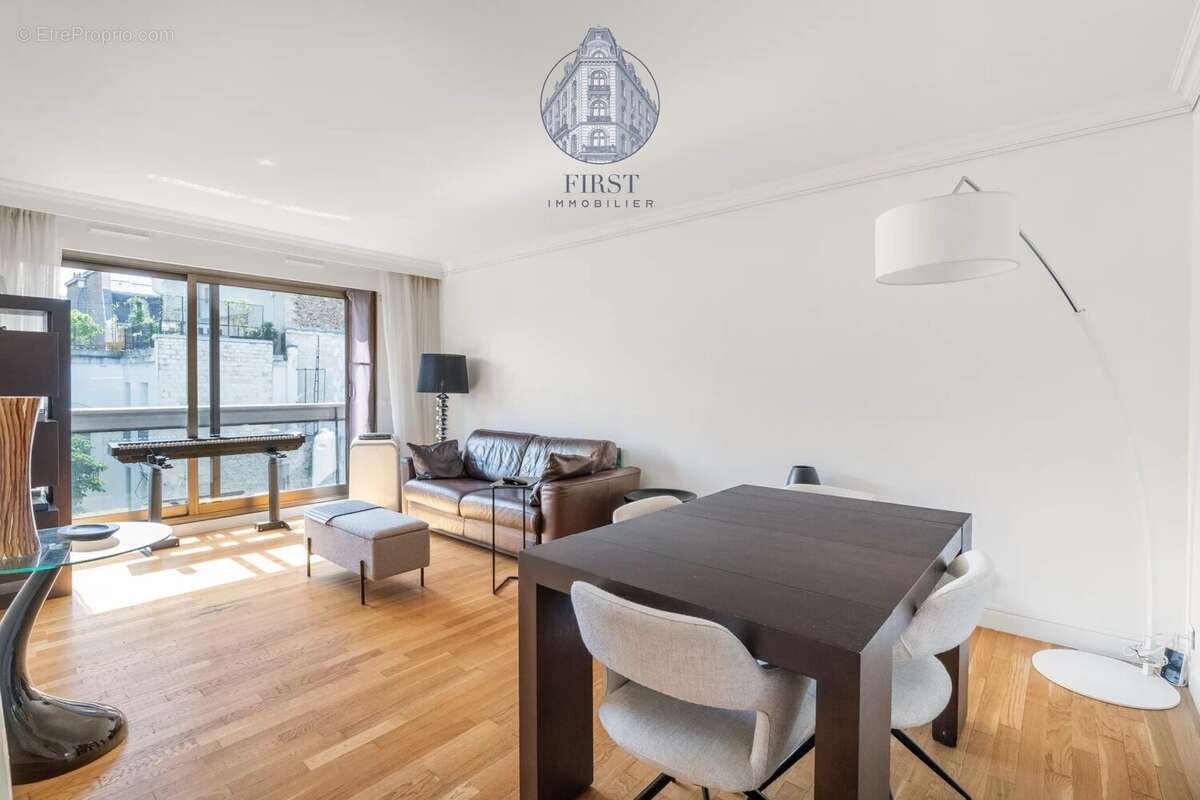 Appartement à PARIS-16E