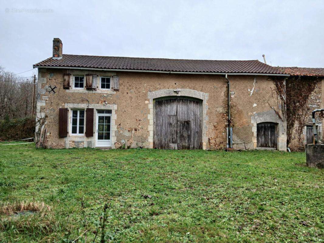 Maison en pierre à rénover avec grange   beau potentiel ! - photo 2