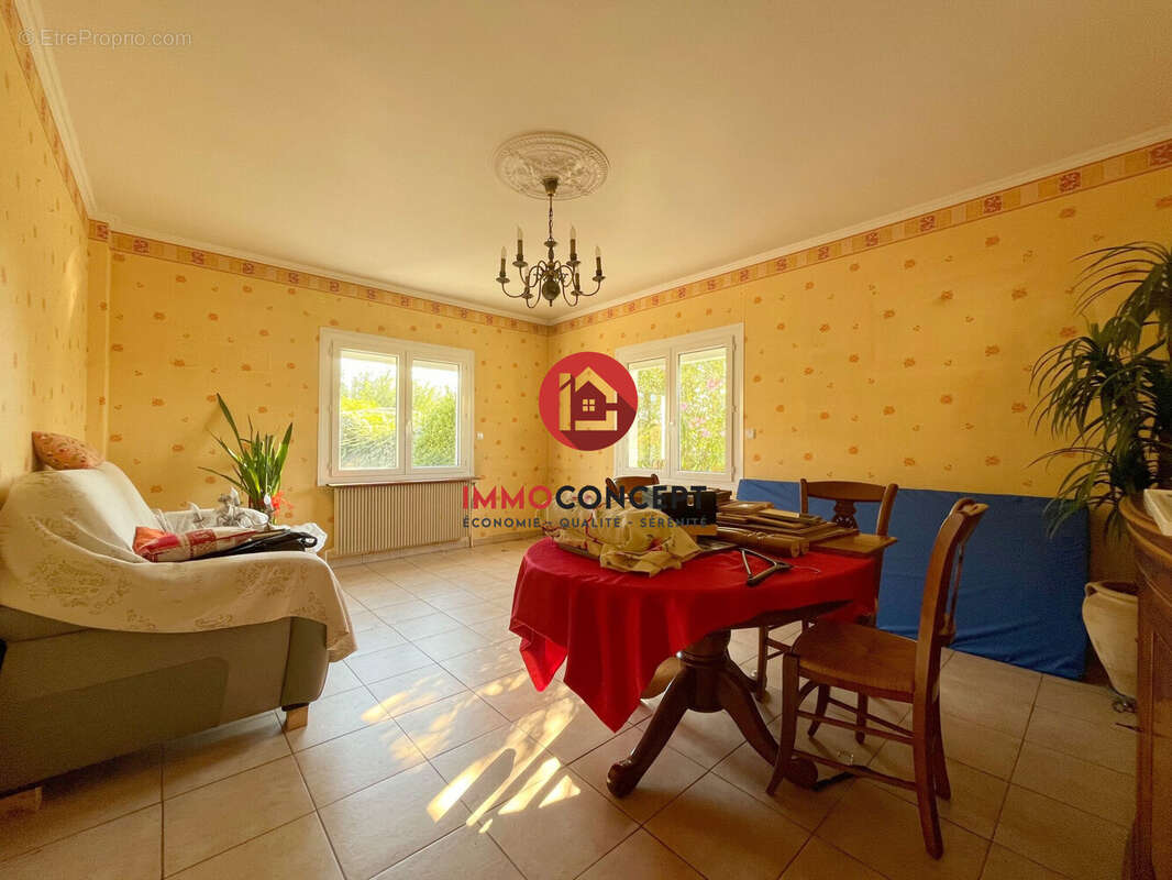 Maison à LAUDUN-L&#039;ARDOISE