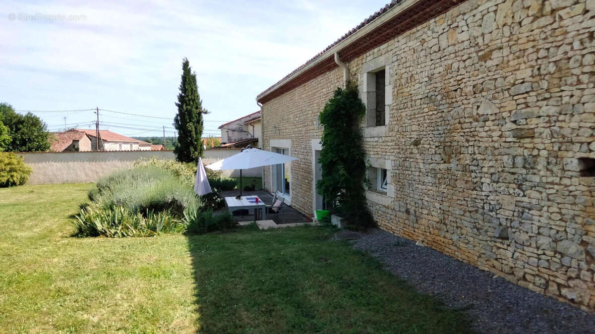 Magnifique Longère en Pierre, Maison d’Amis, Piscine, Vaste Grange, Vue Imprenable, Près d'Angoulême - photo 3