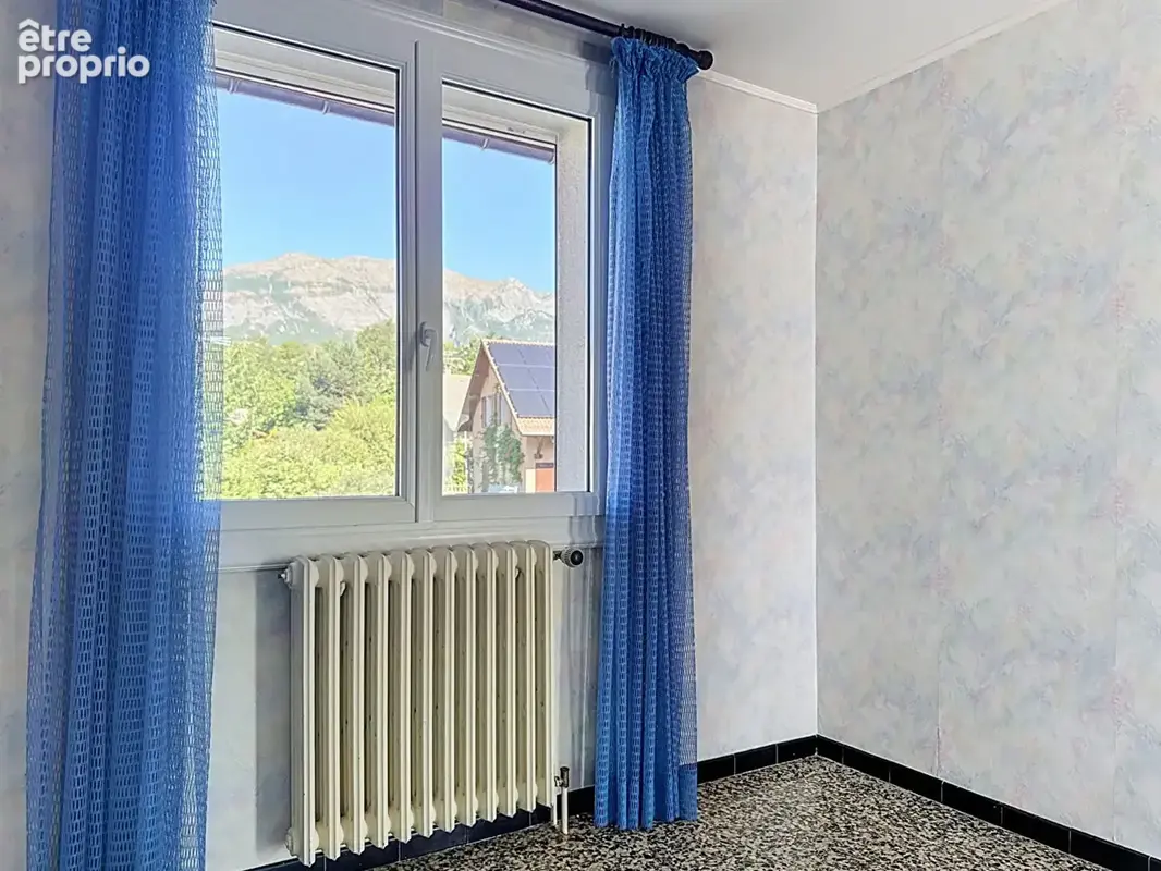 Maison familiale Type 7 de 151.25 m² avec grand rez-de-chaussée, terrain plat de 1 228 m² et vue montagnes ! - photo 9