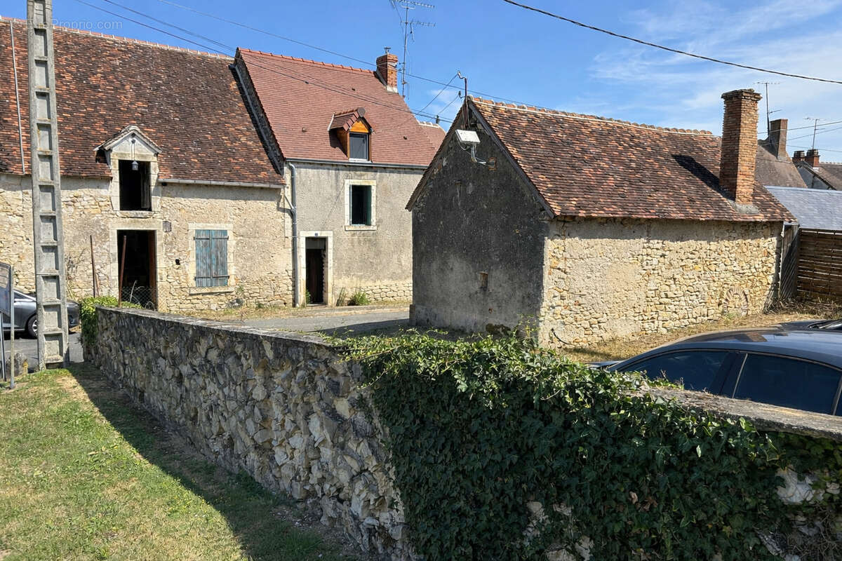 A VENDRE - Maison 3 pièces avec dépendances à Rivarennes - photo 2