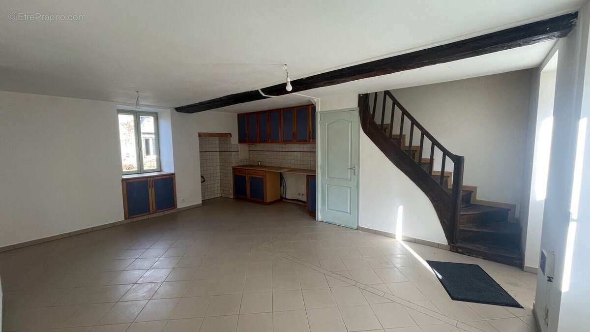 Maison à MONTREUIL-POULAY