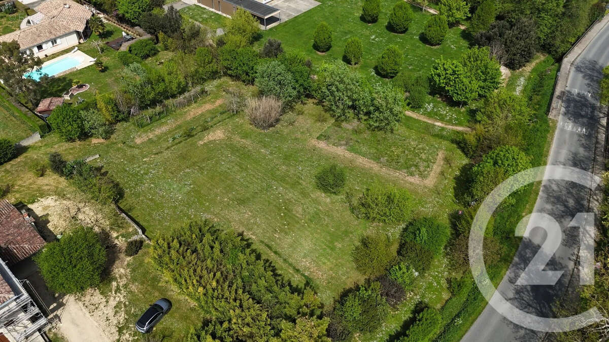 Terrain à PESSAN