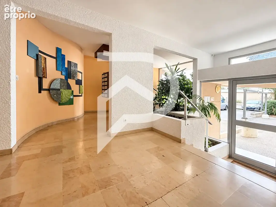 Appartement T3 de 74 m² avec balcon, garage et cave - photo 2