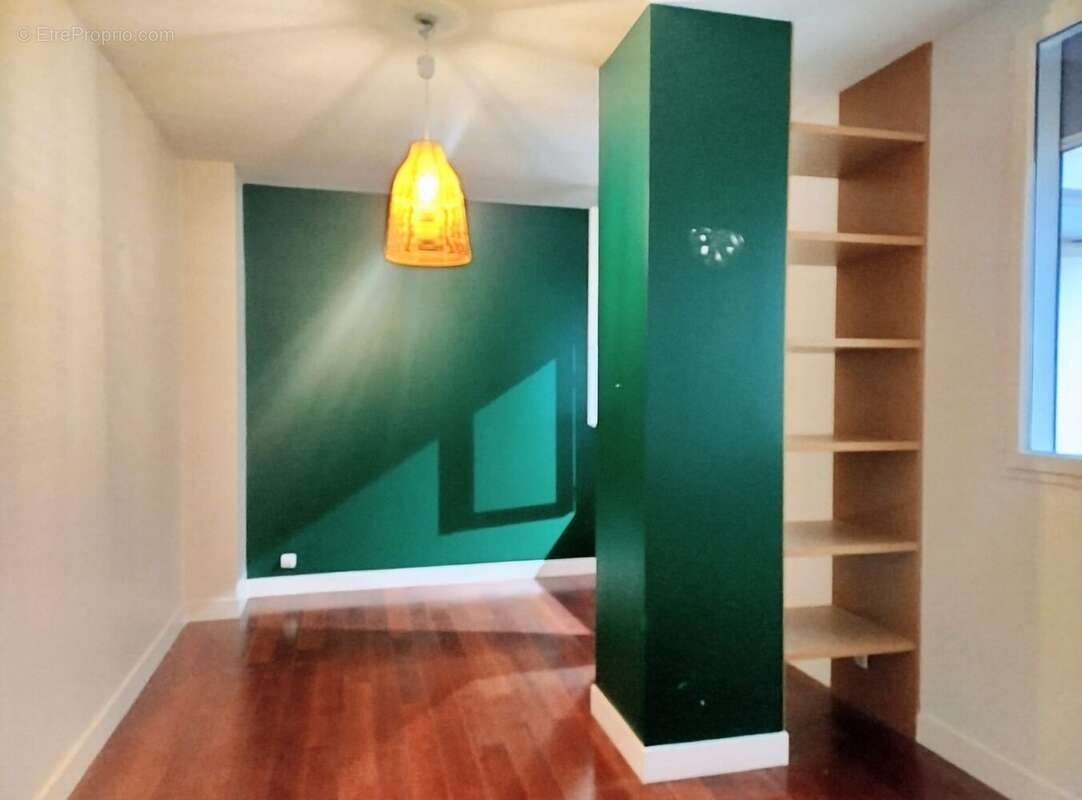Paris10. A deux pas des Folies Bergère - Loft d'exception sous verrière, au calme sur cour pavée. - photo 12