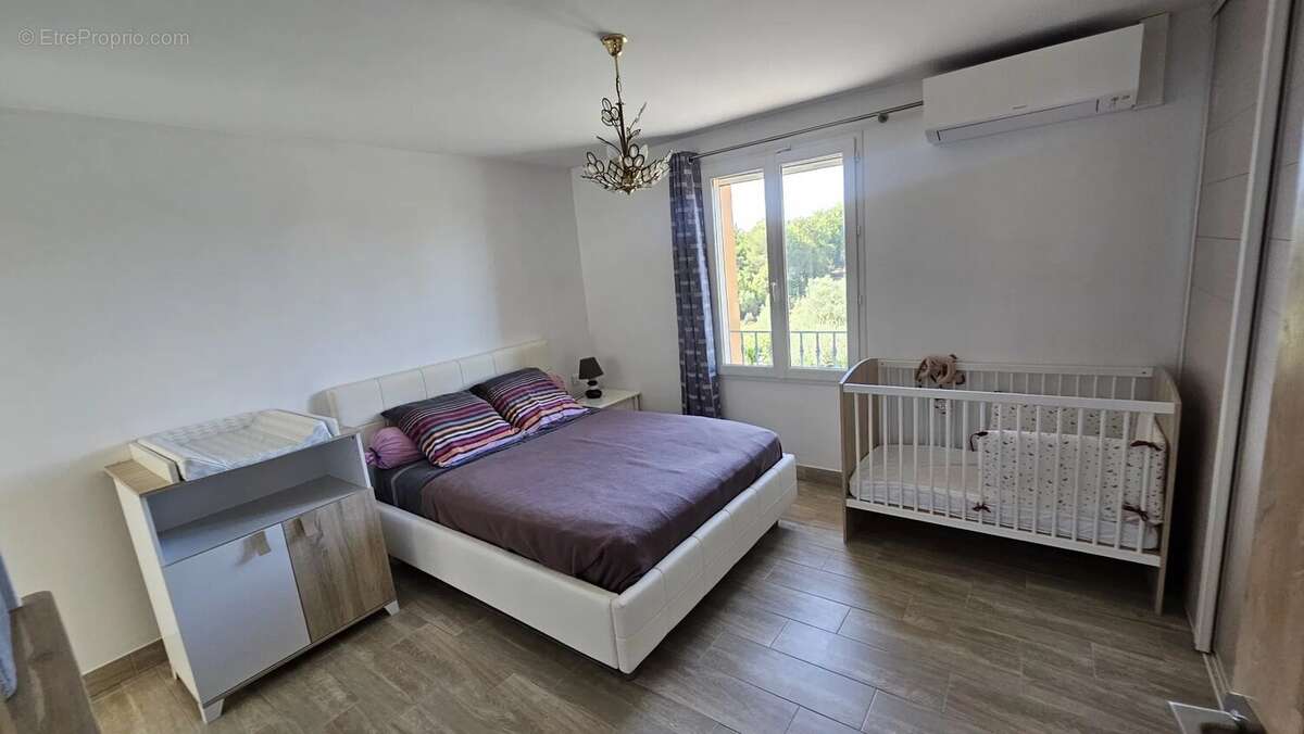 Maison à CHATEAUNEUF-GRASSE