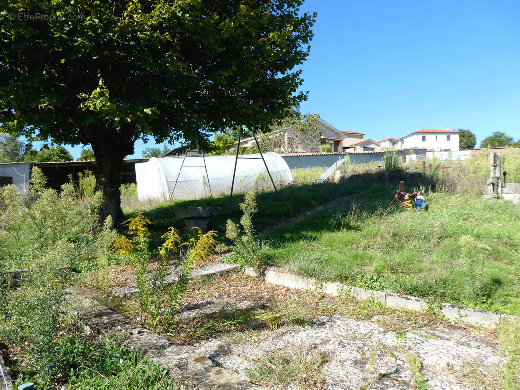 Maison à CHAMBOST-LONGESSAIGNE