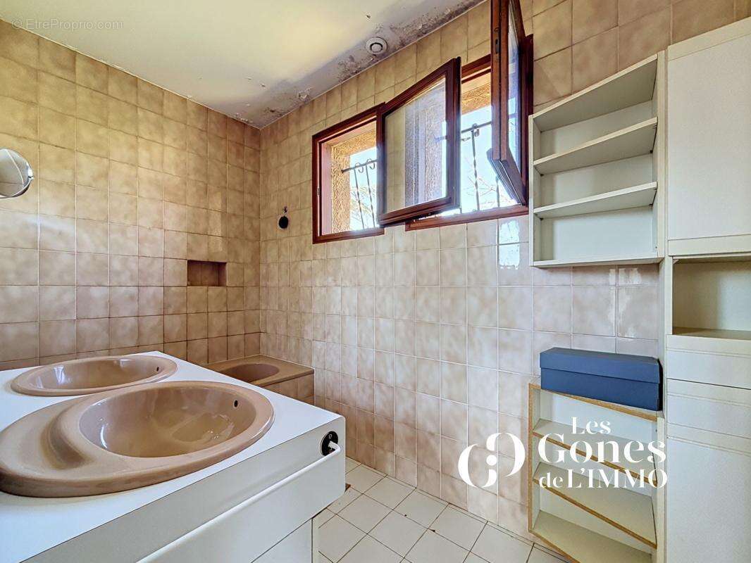Genas  Maison familiale de 155 m2 avec 4 chambres, jardin de - photo 13