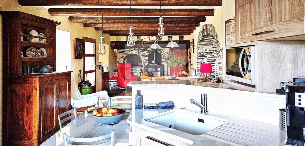 Maison à LE COLLET-DE-DEZE