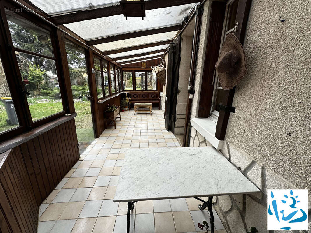 Maison 175 m² à La Celle-Saint-Cyr  - photo 4