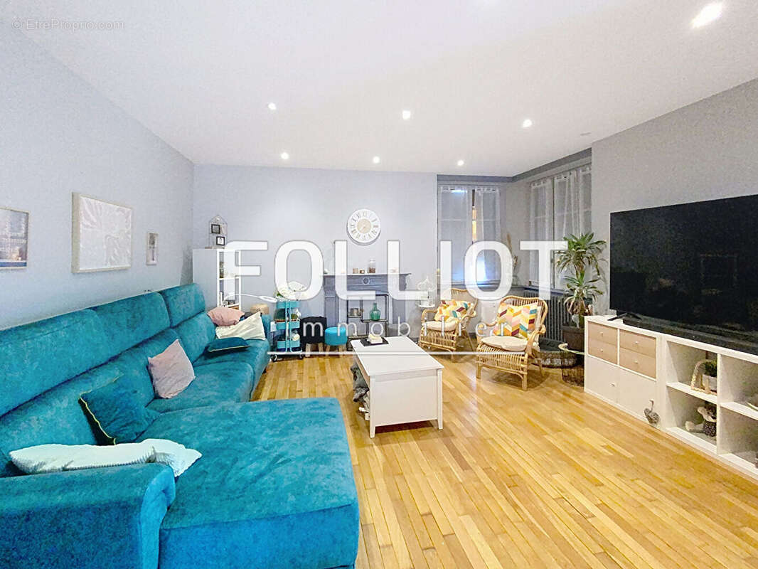A VENDRE - Maison spacieuse de 9 pièces à Fougères - photo 2