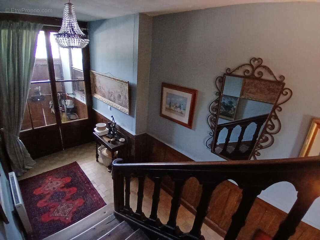 Une très belle maison de village en Dordogne à vendre, avec vue sur le château. 14 pièces. - photo 2