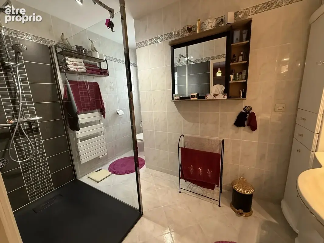 A proximité de Ruffec, magnifique maison en pierre de caractère offrant cinq chambres avec jardin, piscine et dépendances - photo 8