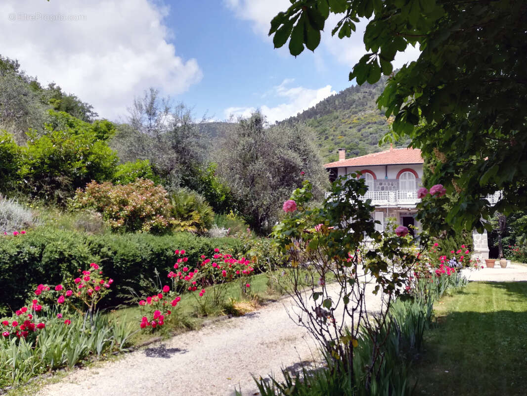 LUCERAM - 25 Km de  Nice - Une demeure niçoise de caractère en pierres et aux influences italiennes. - photo 2