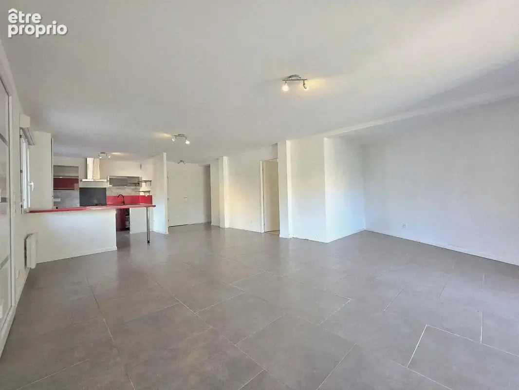 Appartement à LA ROQUE-D'ANTHERON