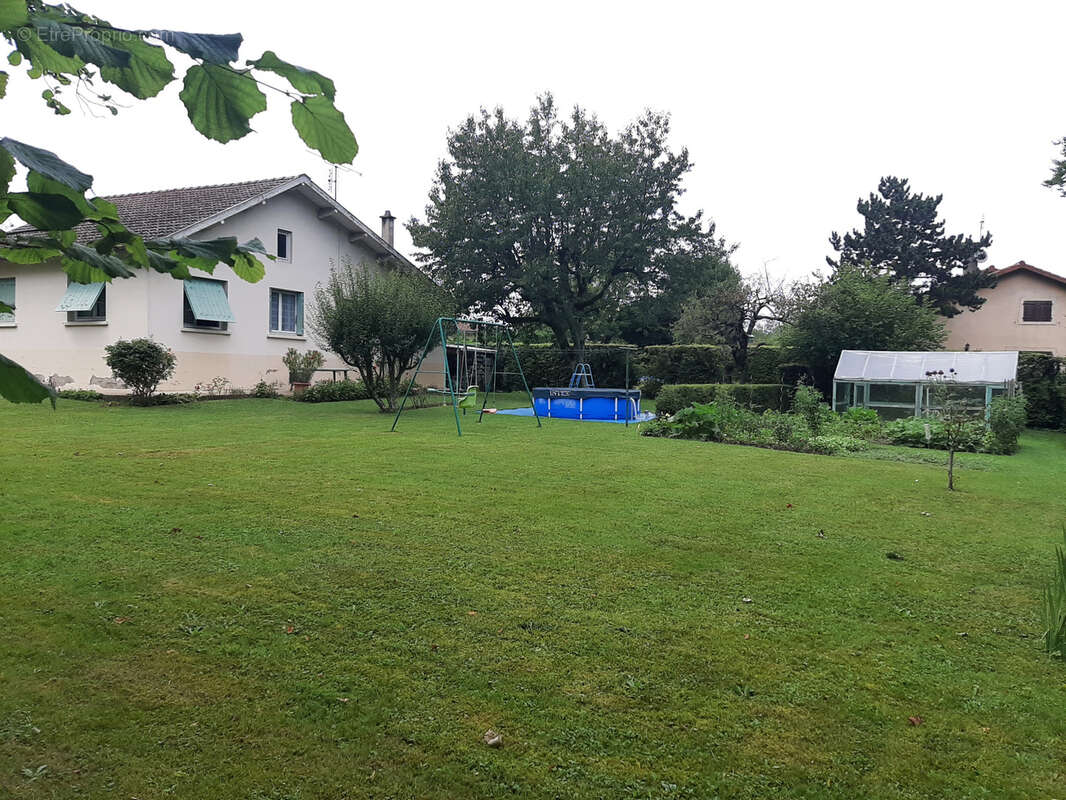 Maison à BAGE-LE-CHATEL