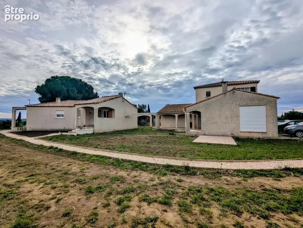 Propriété avec 3 logements indépendants sur 2 174 m2   Proche Narbonne - photo 1