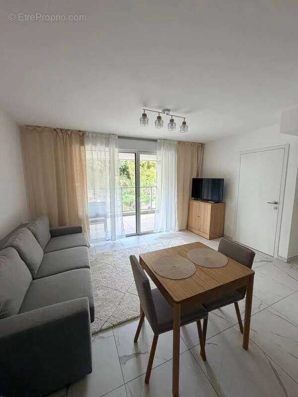 Appartement à SAINT-LAURENT-DU-VAR