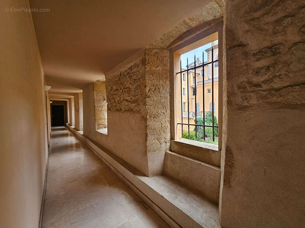 Bureaux de 146,97 m2  avec 2 places de parking à Aix En Provence cours Mirabeau - photo 8