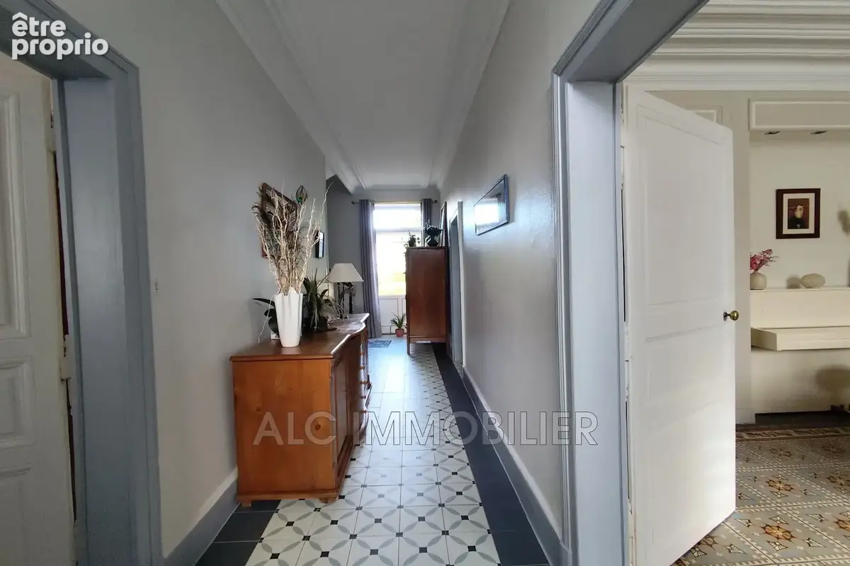Maison 253 m² à Marolles-Les-Braults  - photo 4