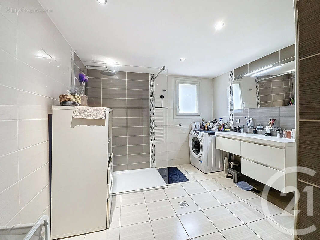 Maison 193 m² à Cour-Et-Buis  - photo 10