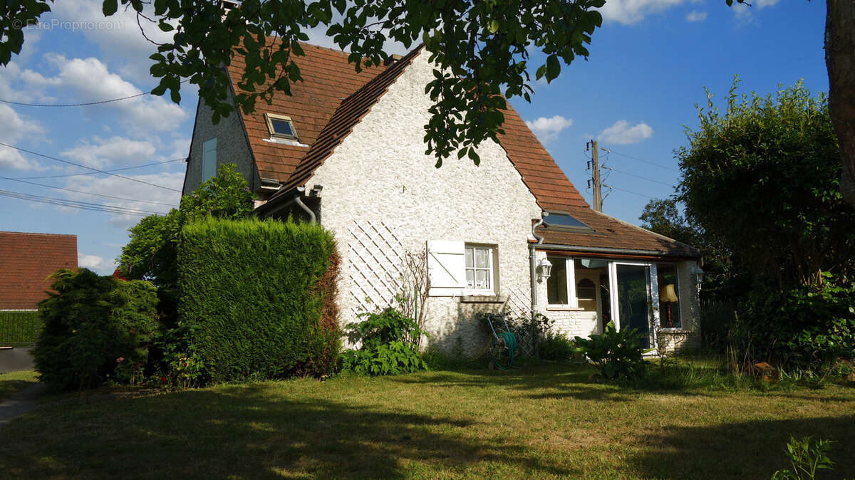 Thiers-sur-Thève, Maison individuelle sur 824 m2 de terrain - photo 10