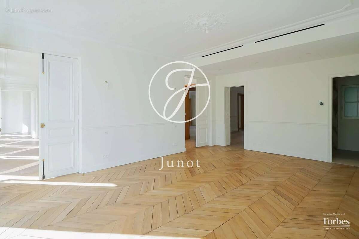 Appartement à PARIS-8E