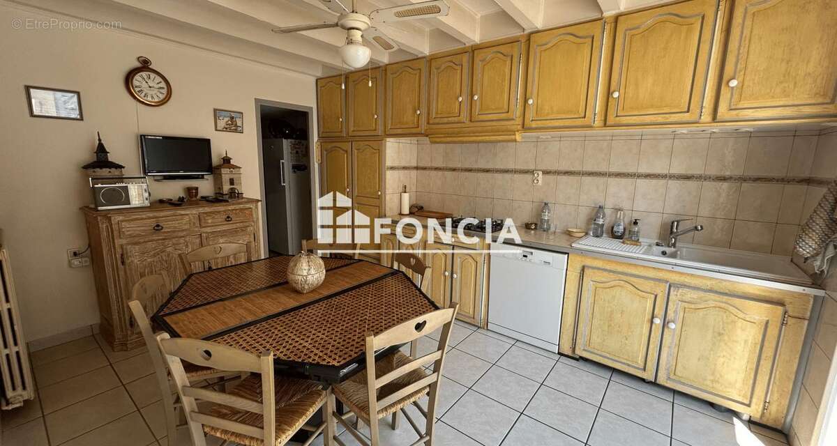 Belle villa rénovée avec piscine sur un terrain arboré de 1 254 m² - photo 6