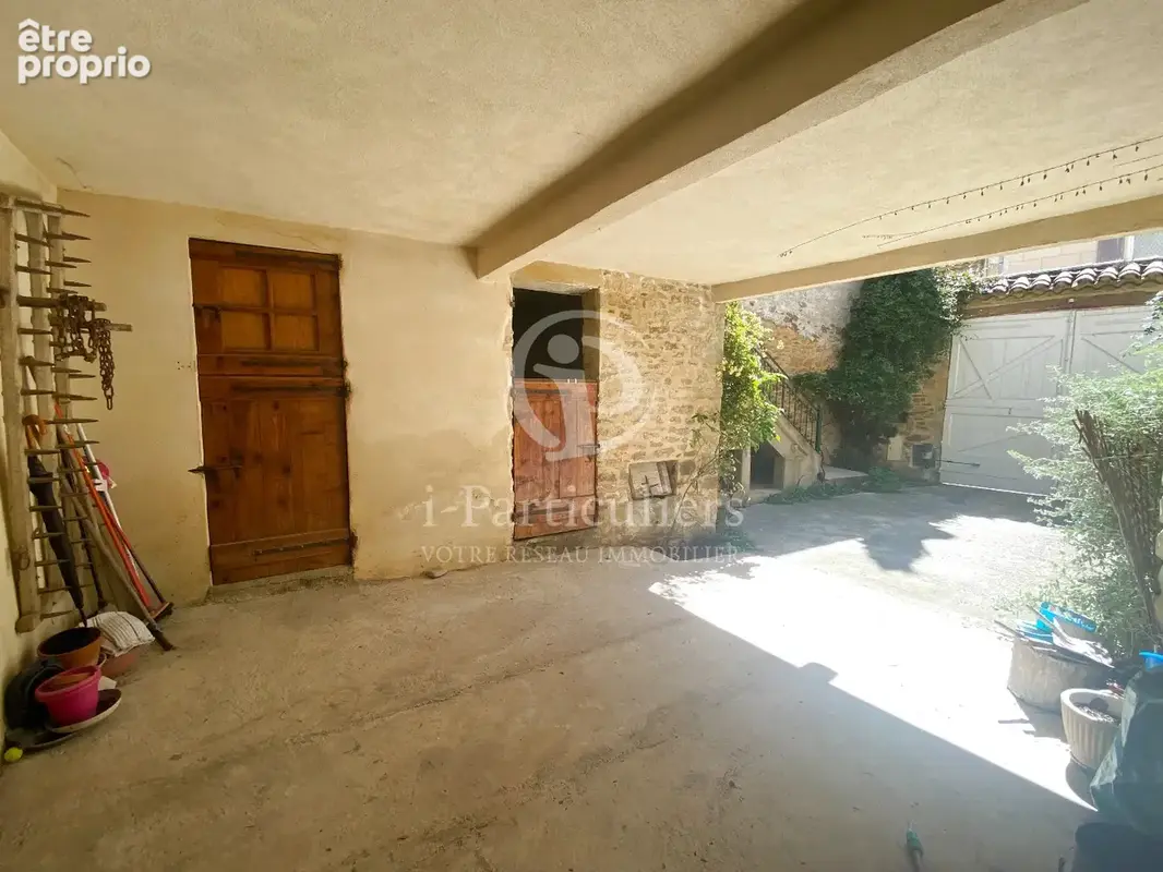 Cœur de village   maison de charme avec terrasse, cour et cave voûtée - 2 parkings - photo 15