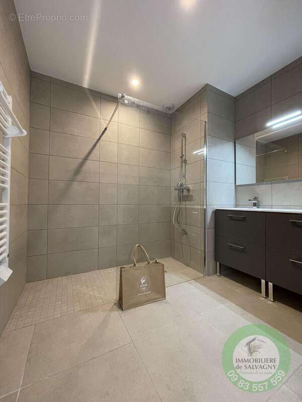 Appartement à LA TOUR-DE-SALVAGNY