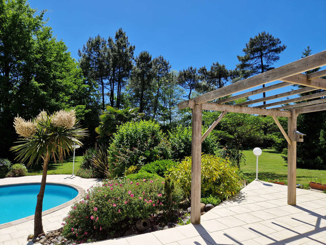 Maison à NOTRE-DAME-DE-SANILHAC