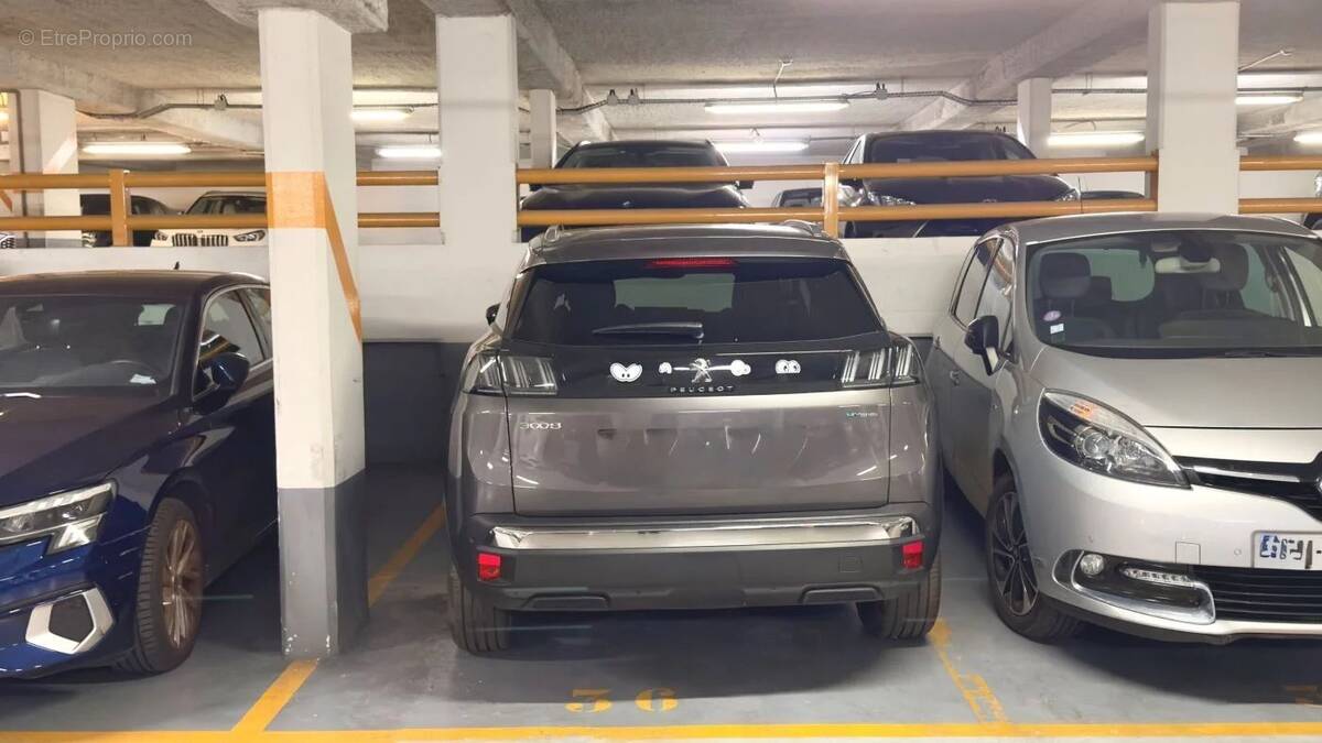 Parking à PARIS-9E