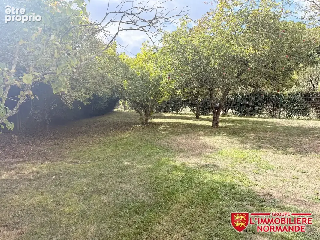 Maison familiale avec sous-sol complet et jardin arboré - photo 2
