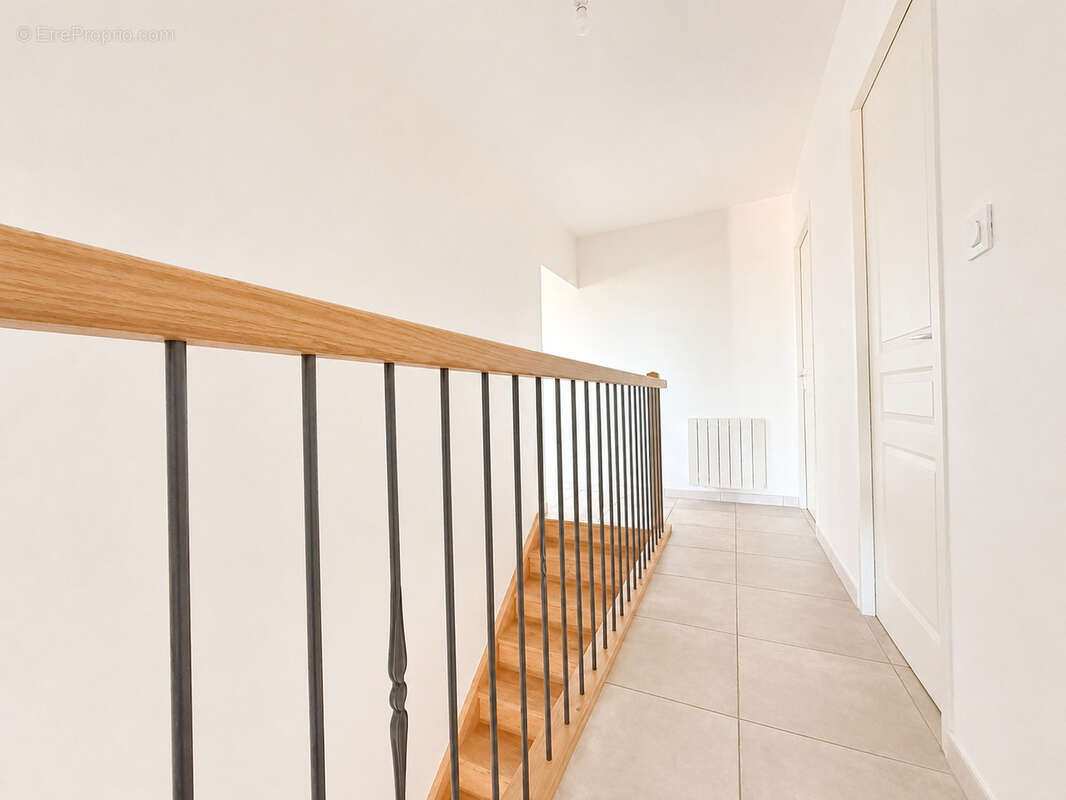 Maison en pierres 95 m2 habitables sur 1000 m2 de terrain avec dépendances - Secteur privilégié de CONDRIEU - photo 9