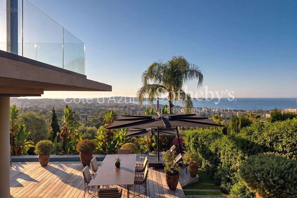 Vallauris, villa d'architecte contemporaine de 433 m² avec cinq suites, piscine miroir - photo 2