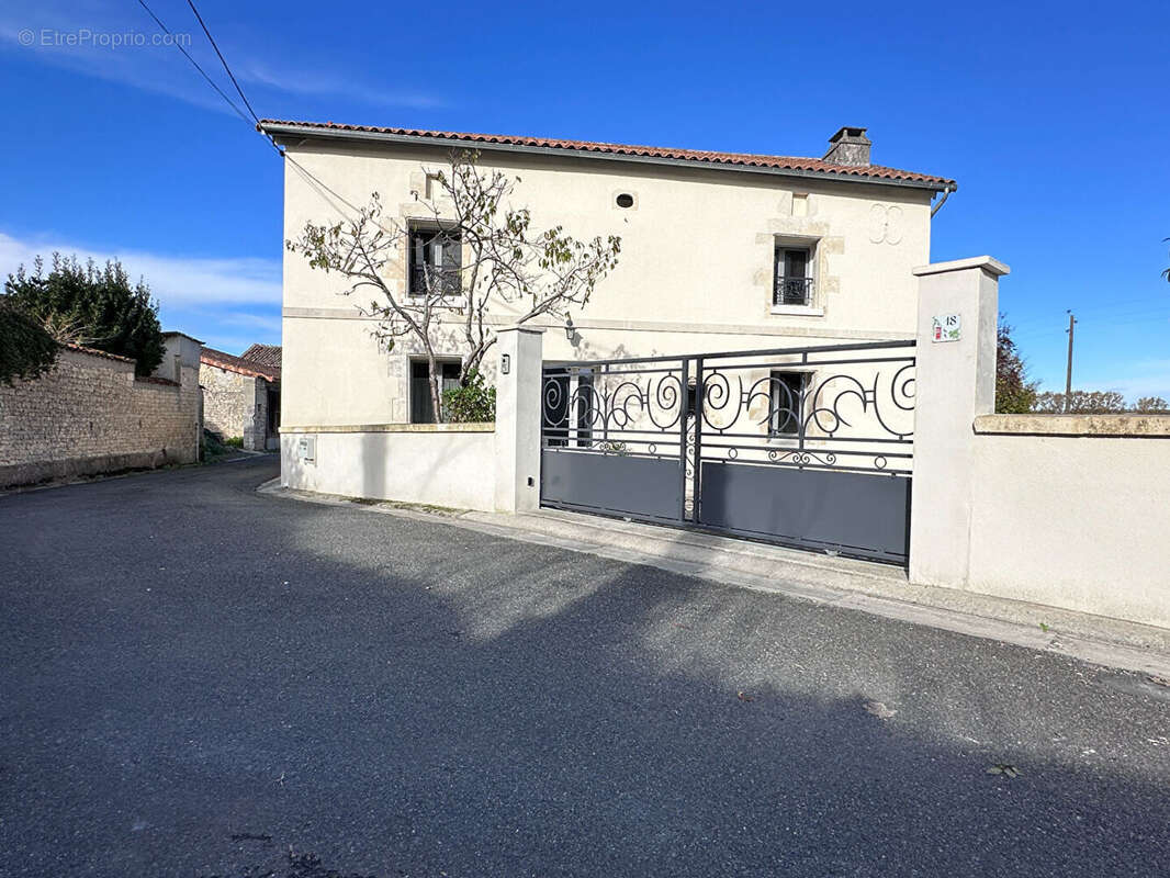 Maison à GENAC