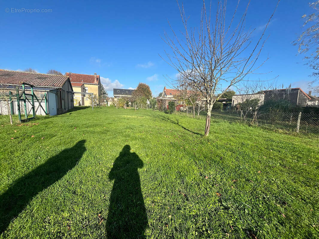 Terrain à YZEURES-SUR-CREUSE