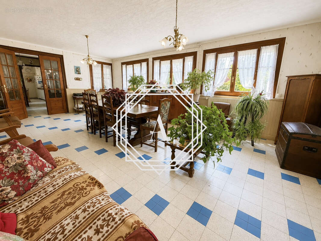 Maison familiale de 173 m2 sur un magnifique terrain arboré de 2 403 M2 - photo 2