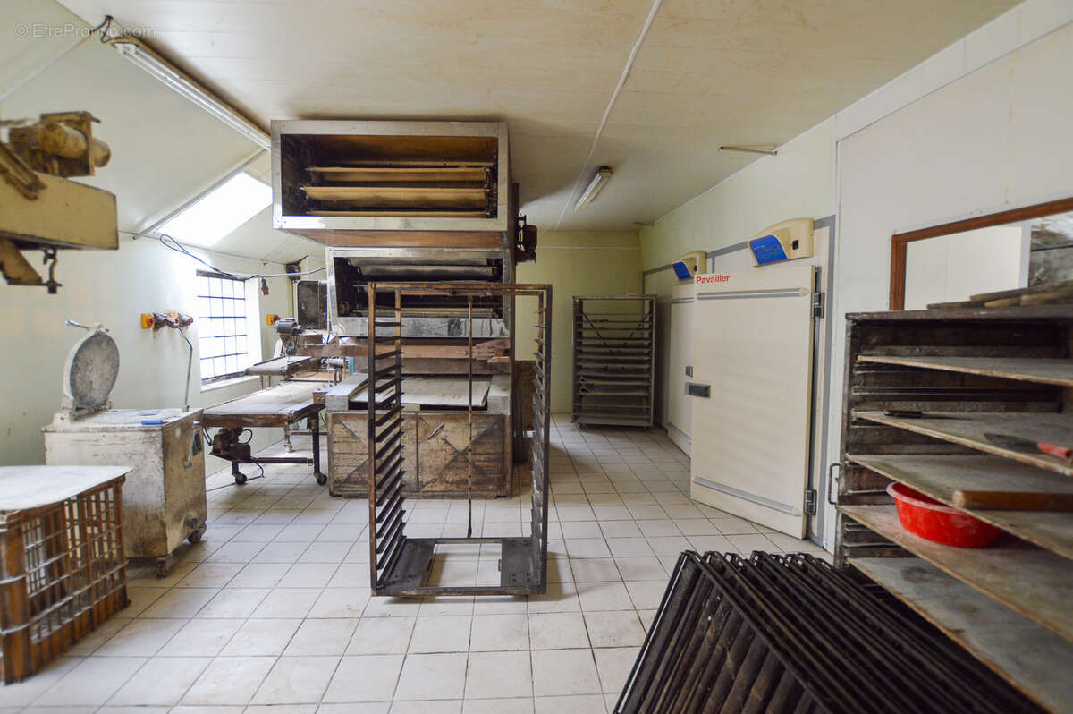 Locaux commerciaux + habitation - 355 m2 - photo 6