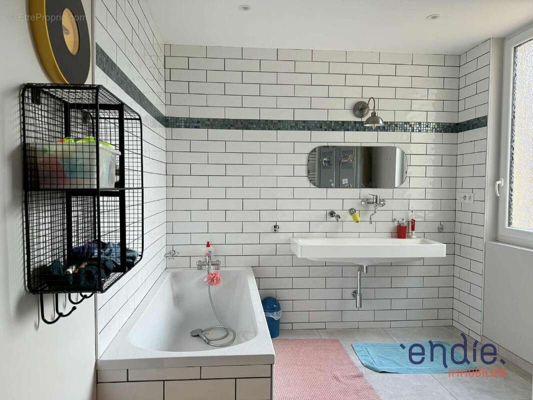 Maison à THIEL-SUR-ACOLIN