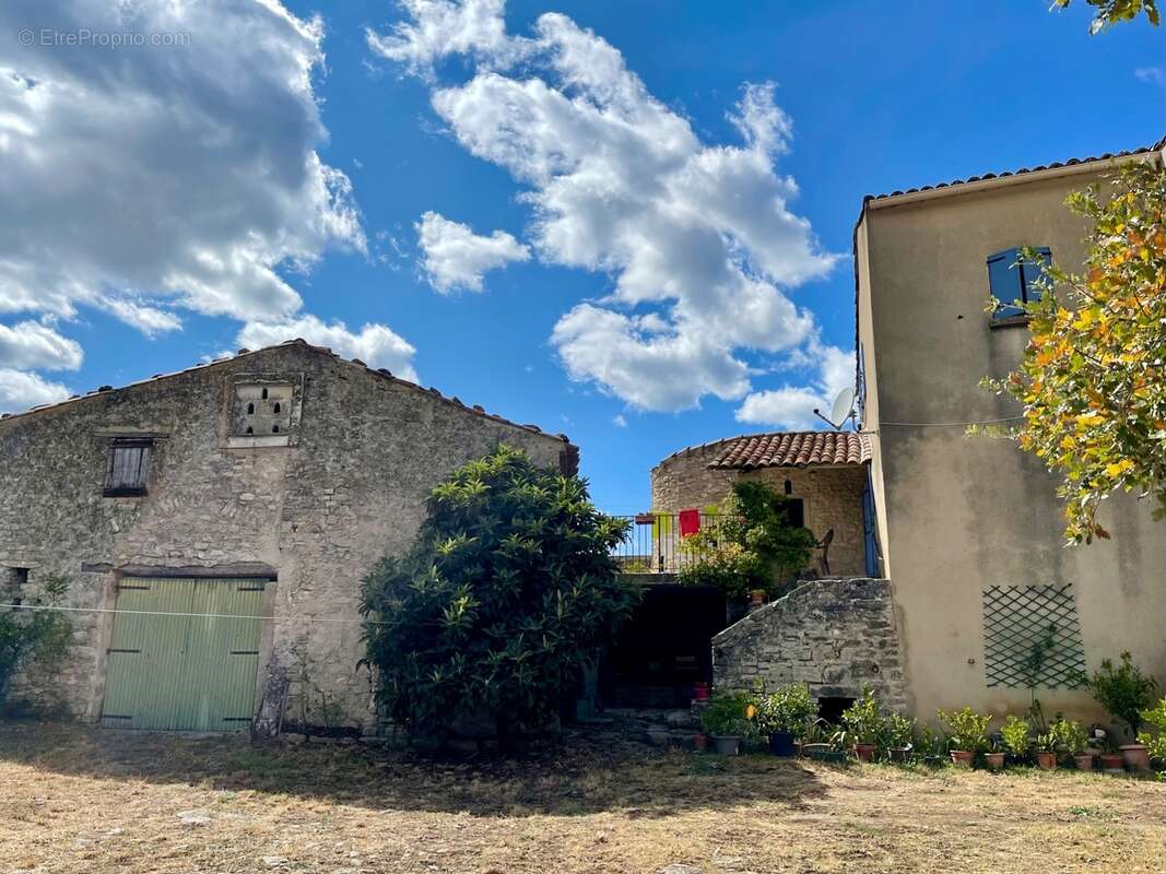 A vendre Bâtisse en pierre rénovée de 235 m² habitables et ses dépendances de 300 m2 - Terrain de 100 000,00 m² - photo 13
