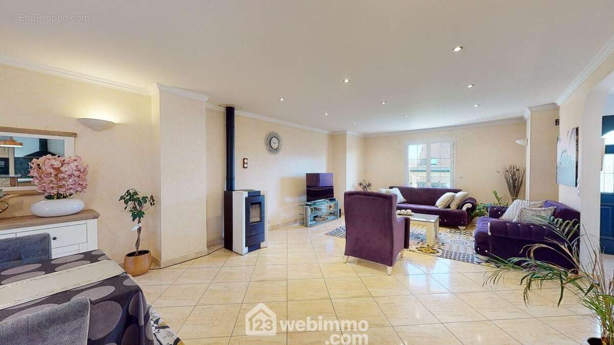 Belle salle de vie - Maison à JAUX