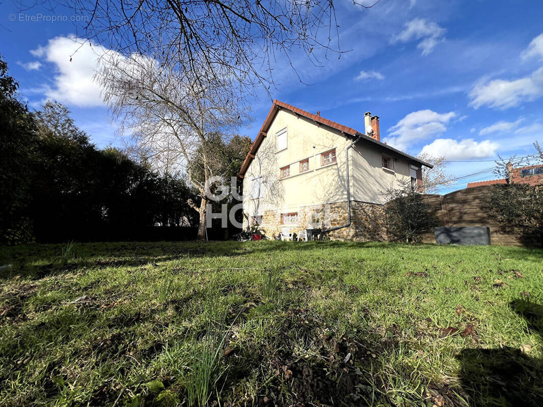 Maison à SAINTE-GENEVIEVE-DES-BOIS