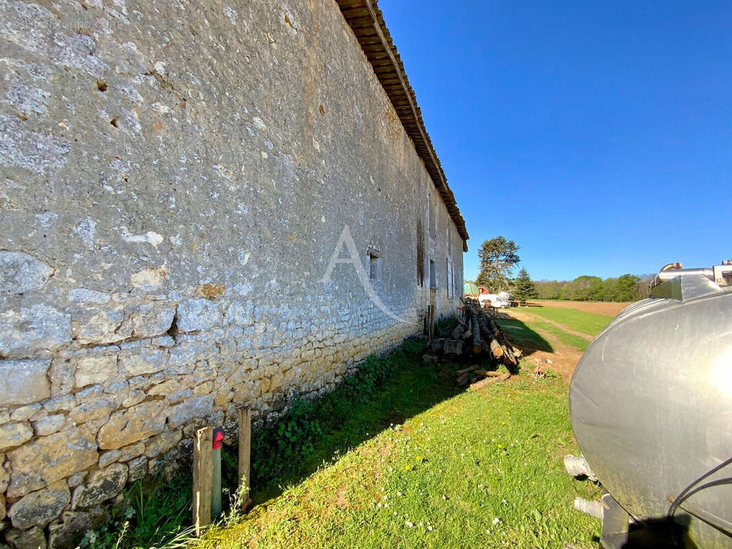 Maison à SAINT-GENIS-DE-SAINTONGE
