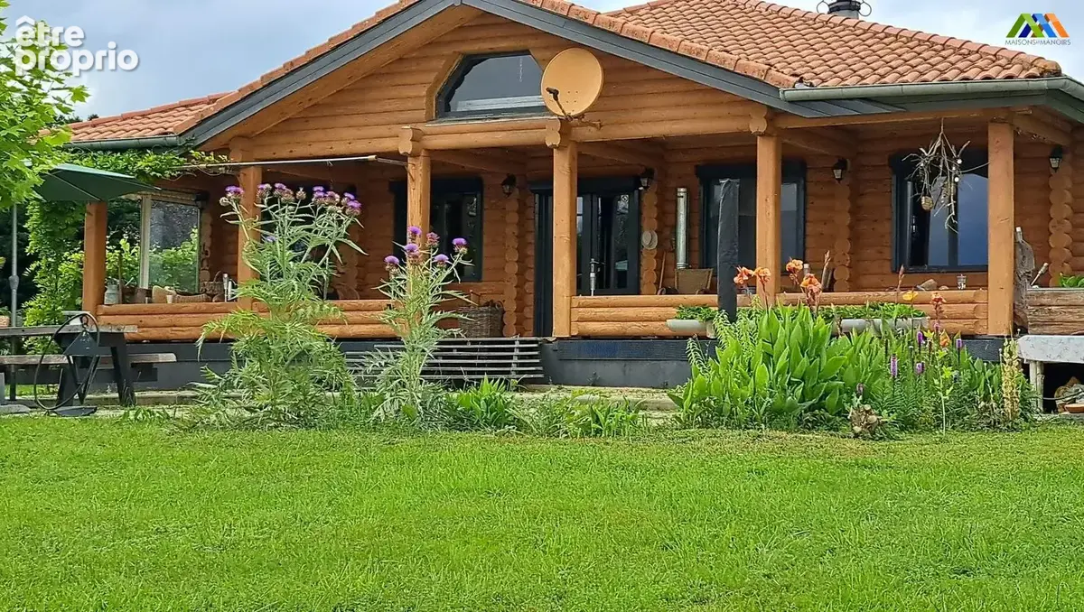 Chalet en bois avec terrasse couverte et jardin verdoyant. - Maison à TRIE-SUR-BAISE