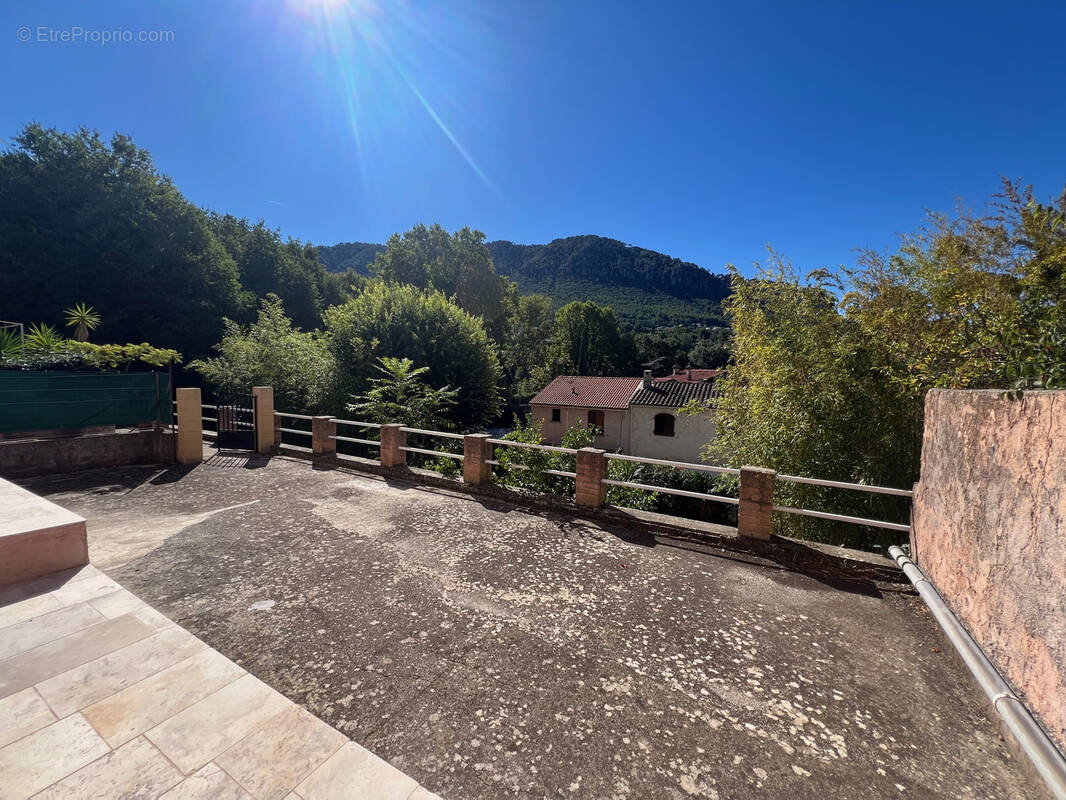 Appartement à LE REVEST-LES-EAUX