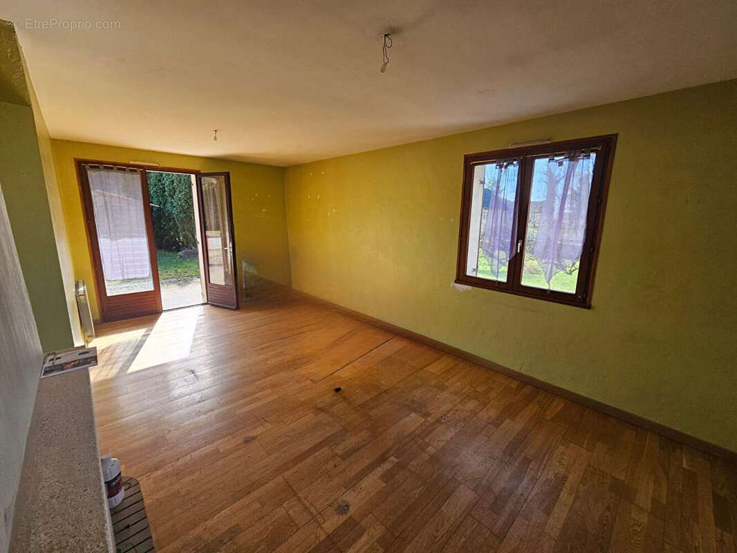 Maison à MONNET-LA-VILLE