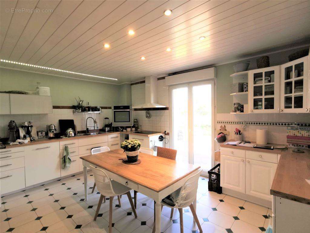 Cuisine fonctionnelle avec accès direct sur la terrasse - Maison à COLOMIERS