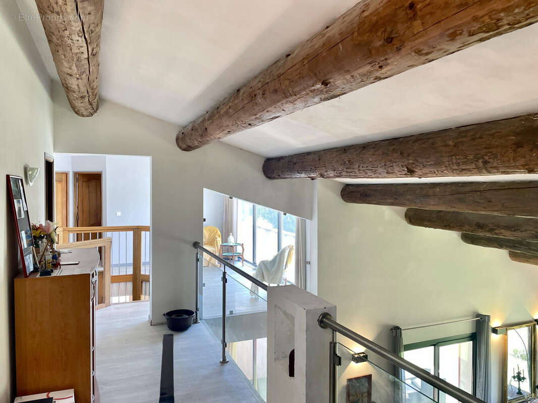 Dickjan POPPEMA d' eXp France vous propose cette magnifique villa avec 5 chambres, grande salon, piscine, grand jardin